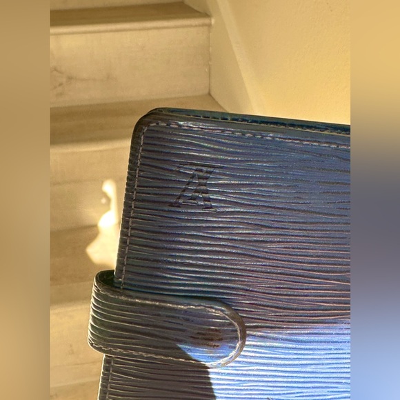 LOUIS VUITTON Epi Porte Billets Compact Bifold Blue Leather - Picture 10 of 13